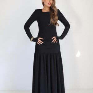 שמלת כיווצים שחורה מתרחבת במותן